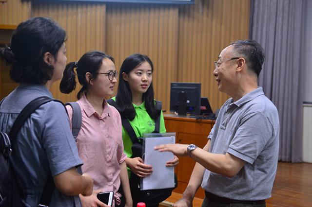 20180713153148660905707420.jpg 3-宋长青执行部长在闭幕式上与夏令营营员交流.jpg